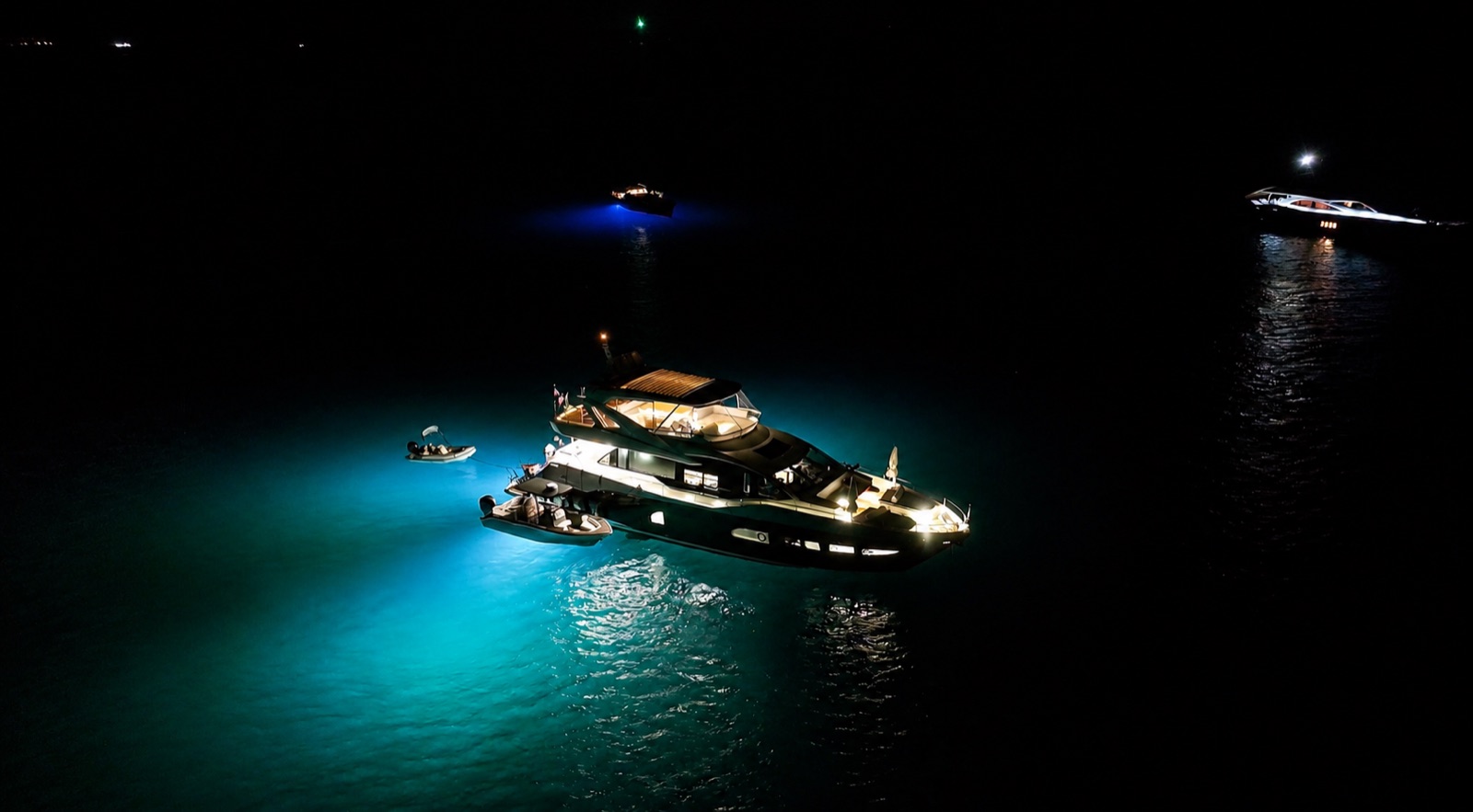 Yate MR BU iluminado de noche durante una experiencia overnight en el Mar de Cortés
